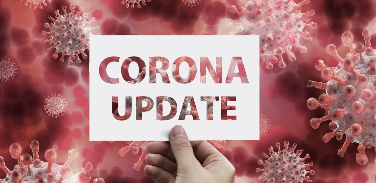 Im Hintergrund des Schriftzugs "Corona-Update" stilisierte Corona-Viren